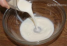 Опара для ромовой бабы - наливаем молоко