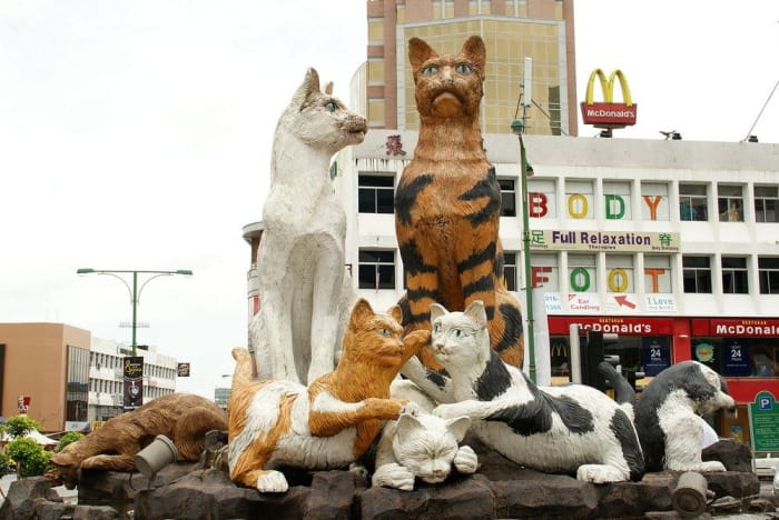 Кучинг - город кошек в Малайзии.
