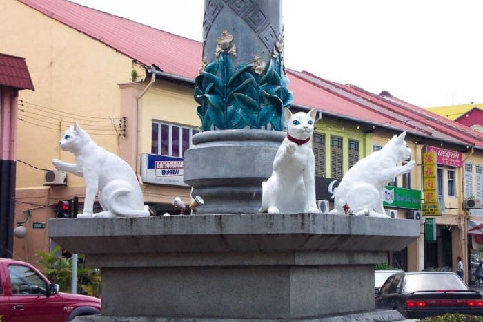 Кучинг - город кошек в Малайзии.
